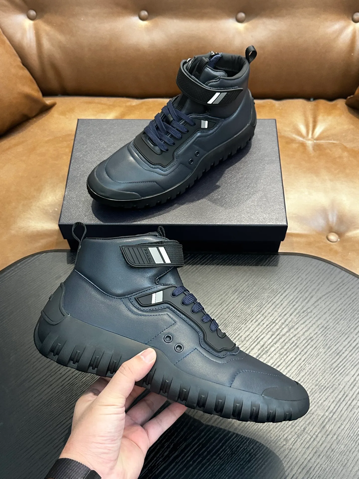 [ PRADA ] Top P: 880💰 ▪️Size: 39-44 (customized at 38.45) Prad*Prada (Mauri order can be made) new men's nylon fabric sneakers This casual sneaker combines elegant and innovative design. It is made of nylon stretch fabric and has a slip-on design. The upper strap is equipped with an adjustable metal buckle, and the letters "PRADA" are eye-catching on the side of the shoe. Comes with full original packaging!